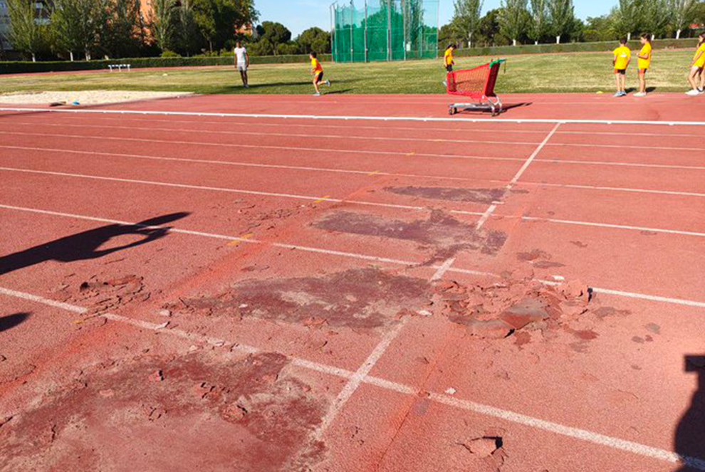 La pista de atletismo de Leganés, en mal estado un año después de su reforma