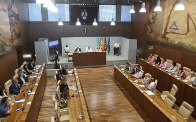 Ricardo López, concejal de ULEG, entrega su acta de concejal