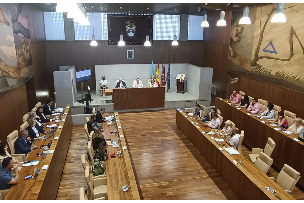 Ricardo López, concejal de ULEG, entrega su acta de concejal
