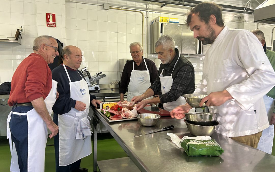 La Academia Mayorchef suma 5 ediciones enseñando a hombres mayores de Leganés a cocinar