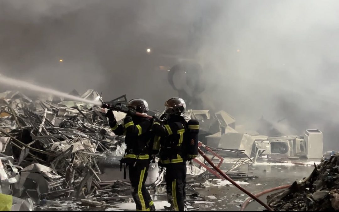Grave incendio en una chatarrería de Prado Overa en Leganés