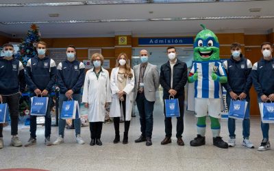 Jugadores del C.D. Leganés visitan a los pacientes del Severo Ochoa