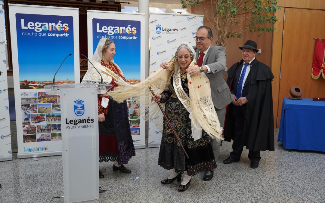 Elisa Espinazo se convierte en «alcaldesa honorífica» de Leganés en la fiesta de Las Águedas