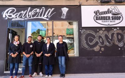 La Alcaldesa de Móstoles visita peluquería “Conde Barbershop” junto a la Concejala de Empleo y la Portavoz de Podemos.