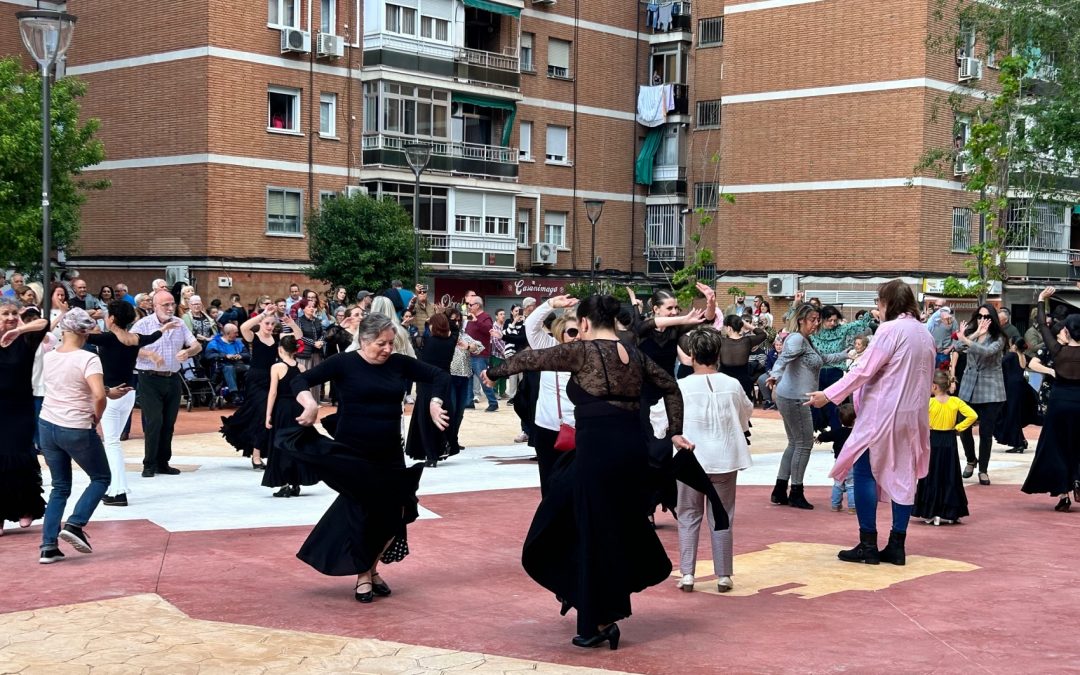 La Mancomunidad de Propietarios de la Parcela 36 de Zarzaquemada celebra la remodelación de su plaza a ritmo de sevillanas