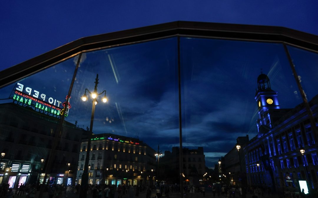 La Comunidad de Madrid ilumina de azul la Real Casa de Correos en el Día de Europa
