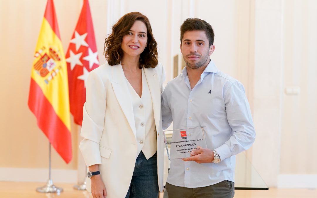 Isabel Díaz Ayuso recibe al campeón mundial de judo Fran Garrigós en un emotivo encuentro en Madrid