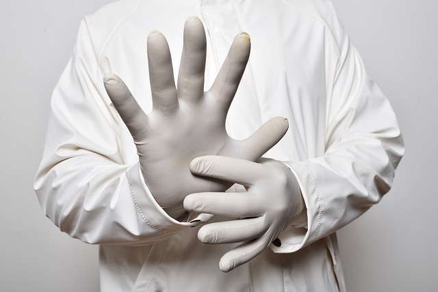La Comunidad de Madrid adquiere 305 millones de guantes de nitrilo para proteger a los profesionales sanitarios