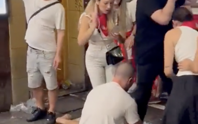 Se saca selfies con un herido inconsciente en el suelo. Escena vergonzosa de San Fermín