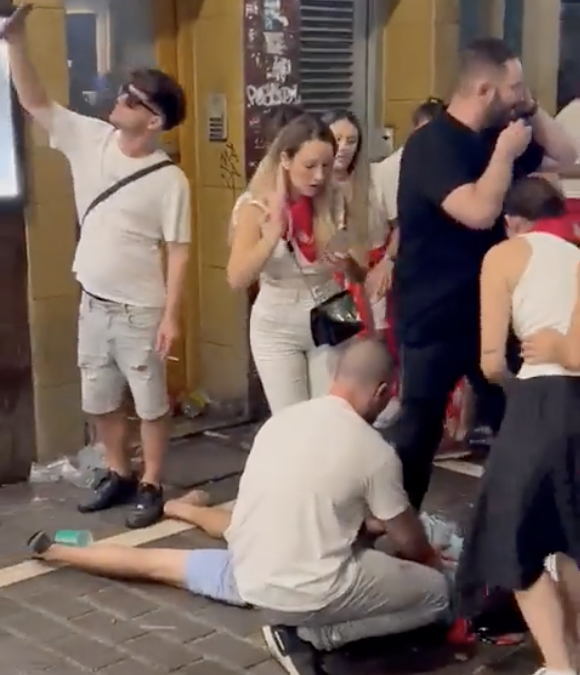 Se saca selfies con un herido inconsciente en el suelo. Escena vergonzosa de San Fermín