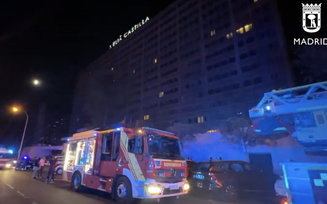 Tres trabajadores heridos por intoxicación de humo en incendio del hotel Meliá Castilla