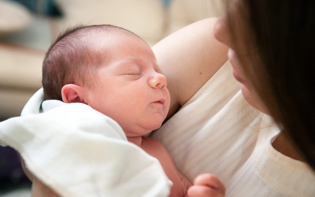 Se amplía la inversión en ayudas a la natalidad para gestantes menores de 30 años y madres adoptivas