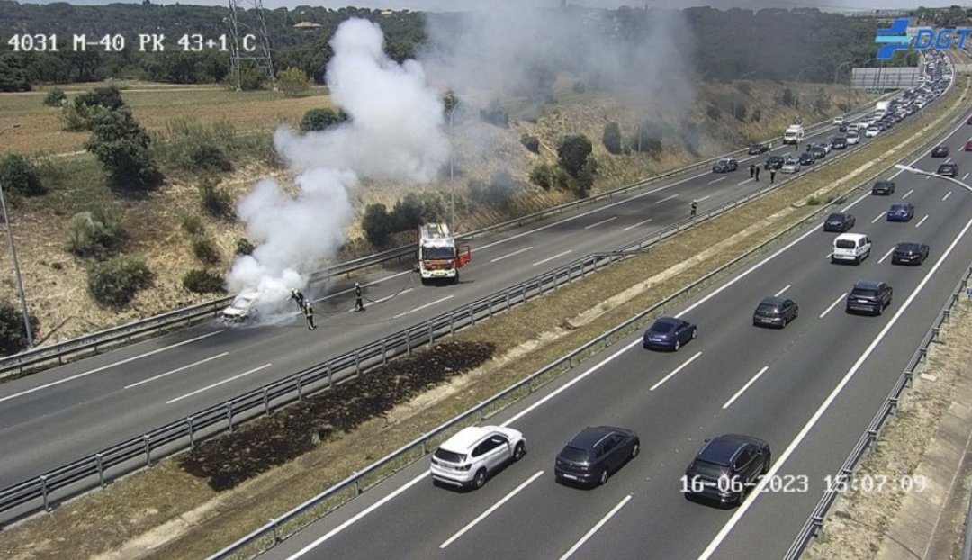 Incendio de un vehículo causa grandes retenciones en la M-40