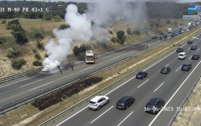 Incendio de un vehículo causa grandes retenciones en la M-40