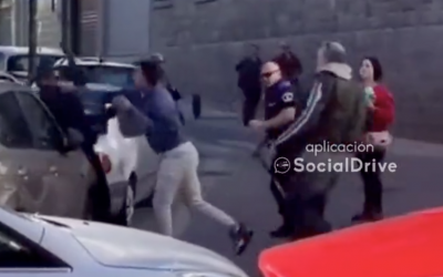 Unos ciudadanos ayudan a la policía a reducir a un agresor en Colmenar Viejo