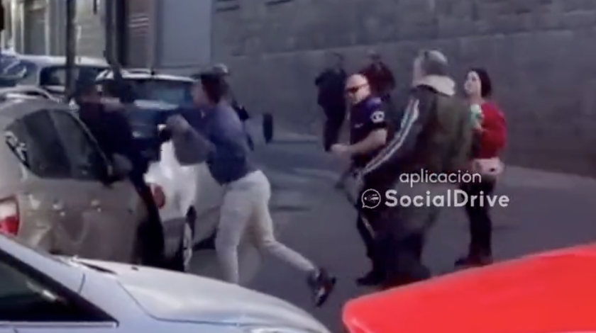 Unos ciudadanos ayudan a la policía a reducir a un agresor en Colmenar Viejo