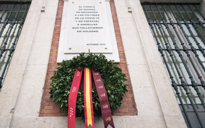 Homenaje a las víctimas del COVID-19 en la Real Casa de Correos