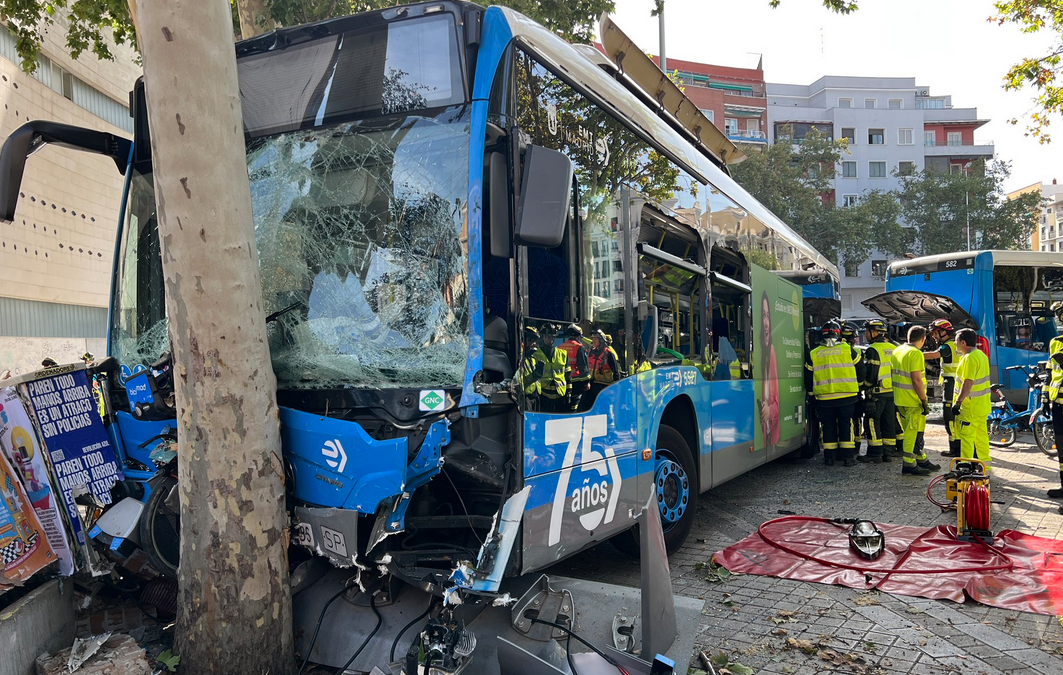 Seis heridos en Madrid por un accidente de la EMT en Embajadores