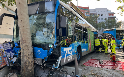 Seis heridos en Madrid por un accidente de la EMT en Embajadores