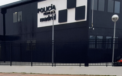 Un hombre amenaza con un cuchillo a la policía en una comisaría de Vallecas