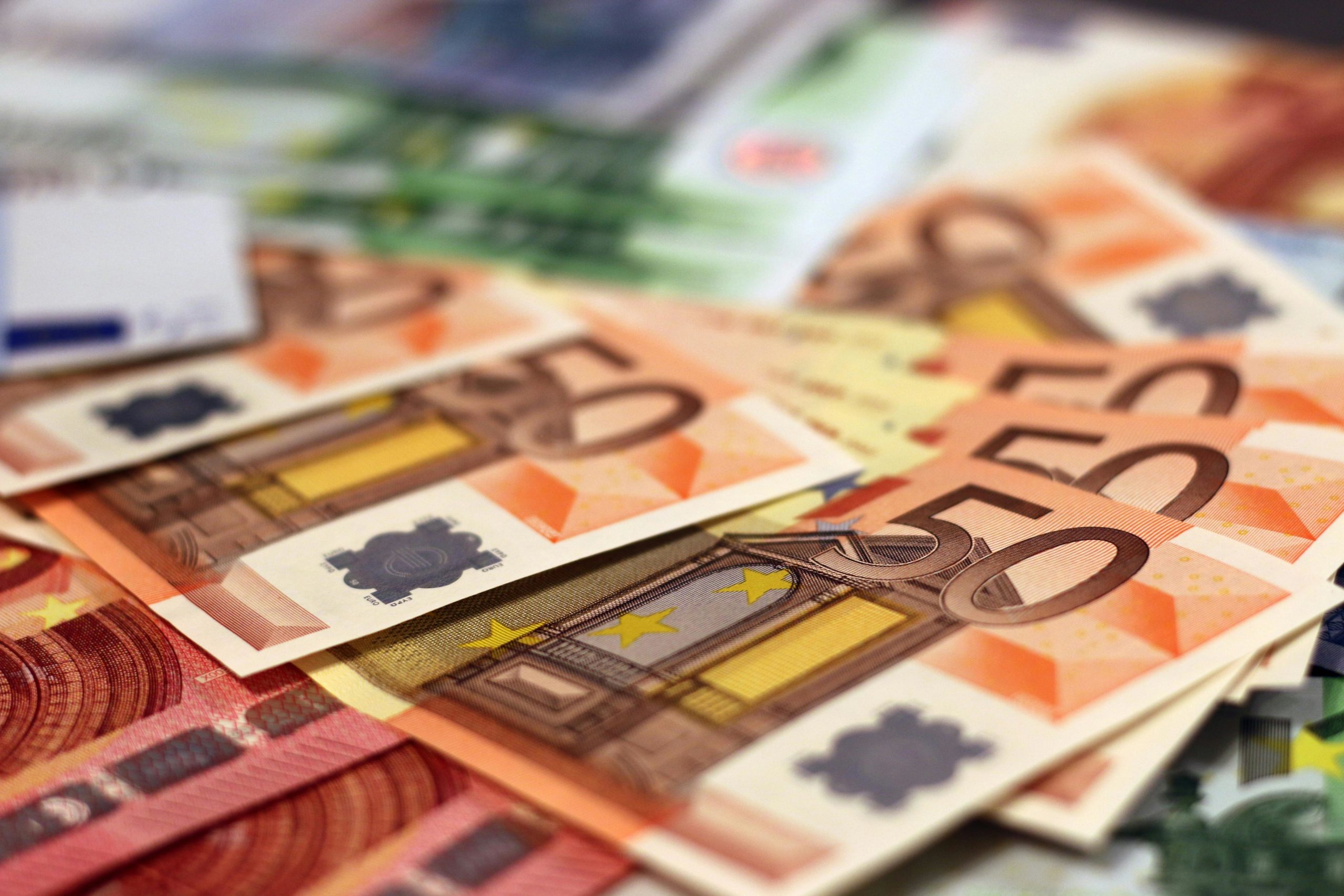 Hallan dos millones de euros en fajos de billetes dentro de un VTC en pleno centro de Madrid