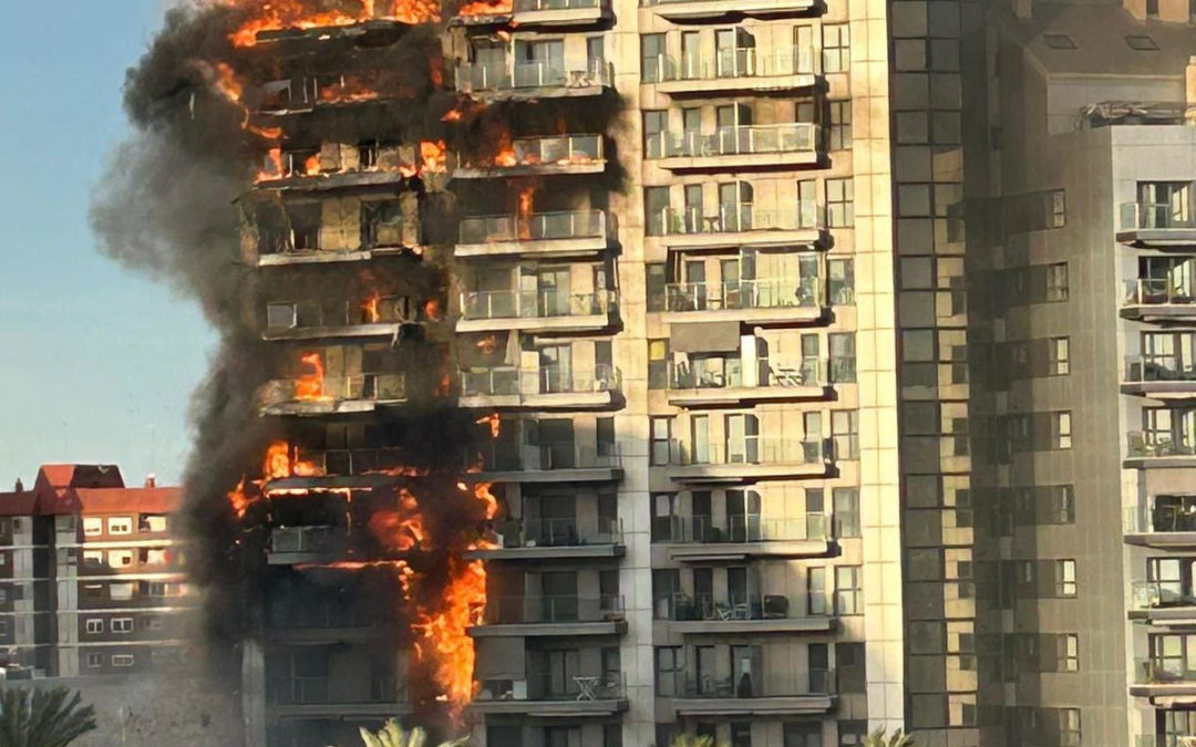 El incendio en dos pisos de Valencia suma hasta 4 muertos y 15 desaparecidos