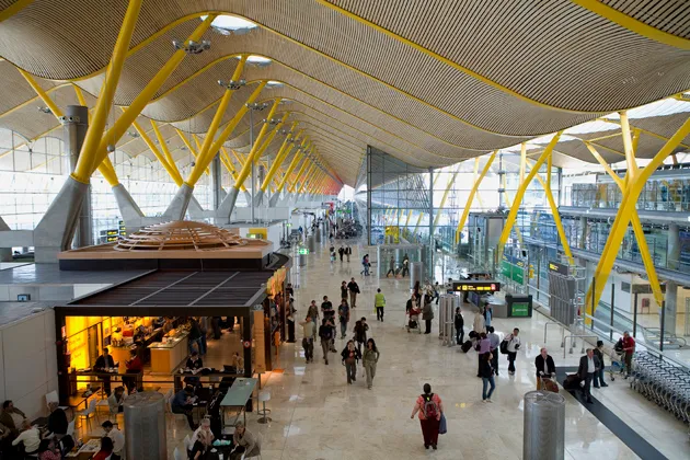 Detenidos 16 trabajadores del aeropuerto de Barajas por robar en maletas facturadas