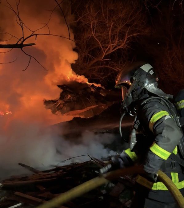 Bomberos de la Comunidad de Madrid extinguen incendio en zona de infraviviendas de Arroyomolinos