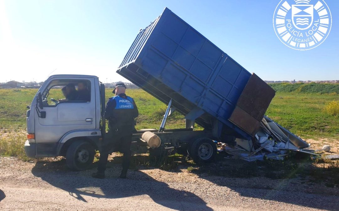 La policía de Leganés sorprende a un vehículo cometiendo vertidos ilegales en zona rural