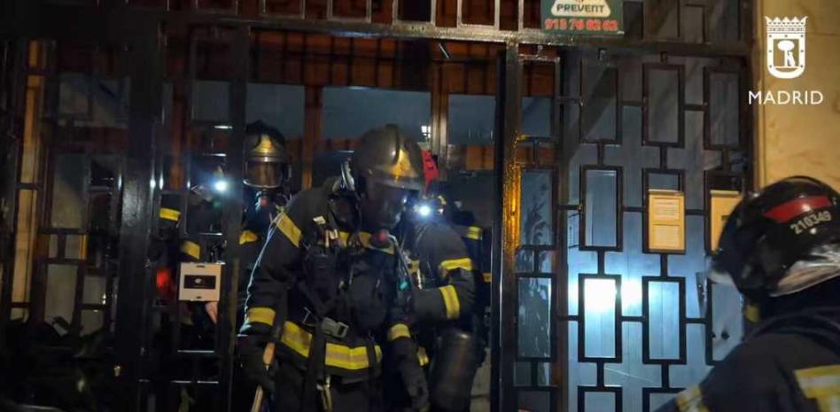 Emergencias Madrid.-Incendio en Entrevías: Desalojo y personas intoxicadas por humo