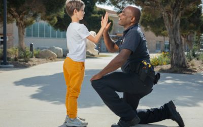 Agentes de la Policía Nacional rescatan a un niño que se ahogaba en su hogar de Vallecas