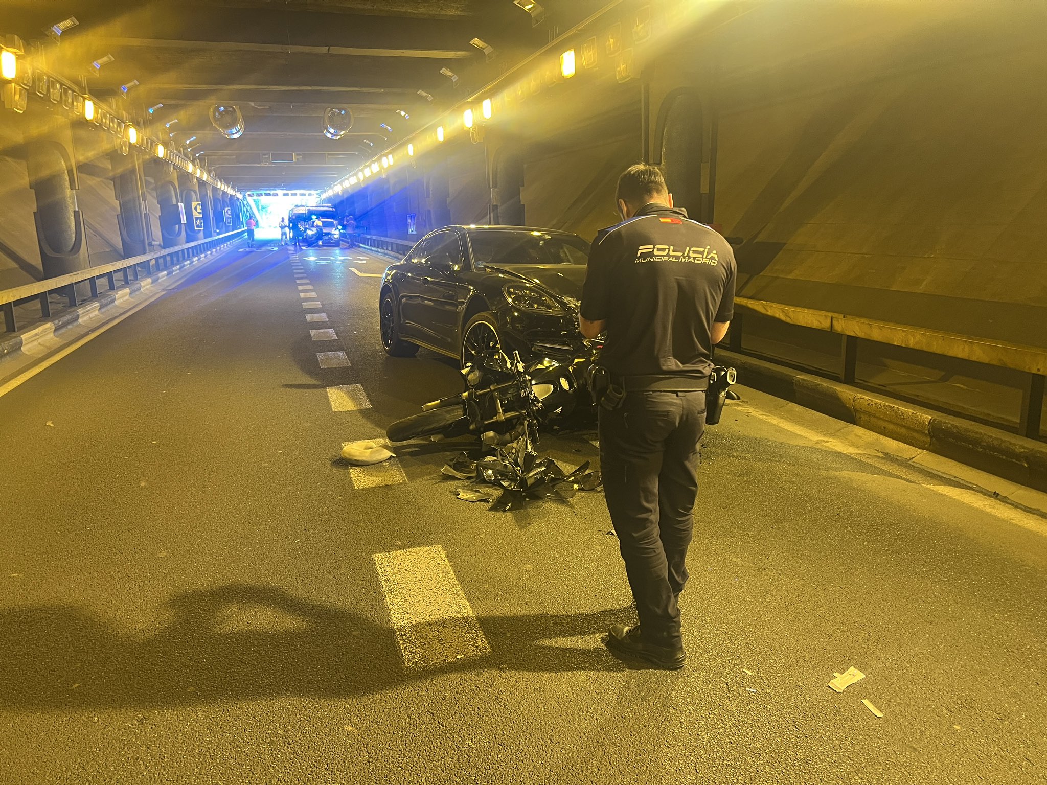 Un motorista herido por una colisión múltiple en el túnel de María de Molina