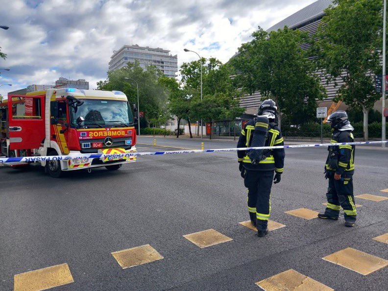 Desalojo y caos en Madrid por rotura de una tubería de gas en el Santiago Bernabéu