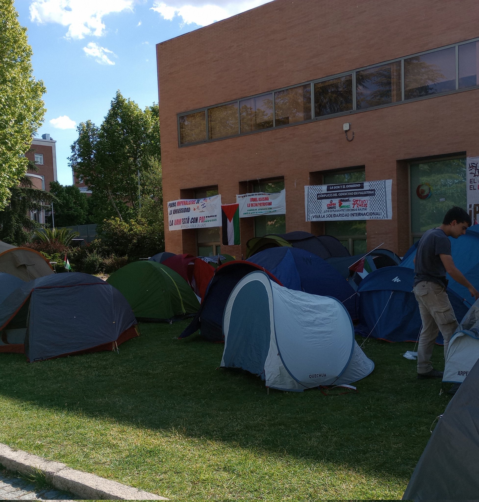 Estudiantes madrileños acampan en solidaridad con Palestina exigiendo el fin del conflicto en Gaza