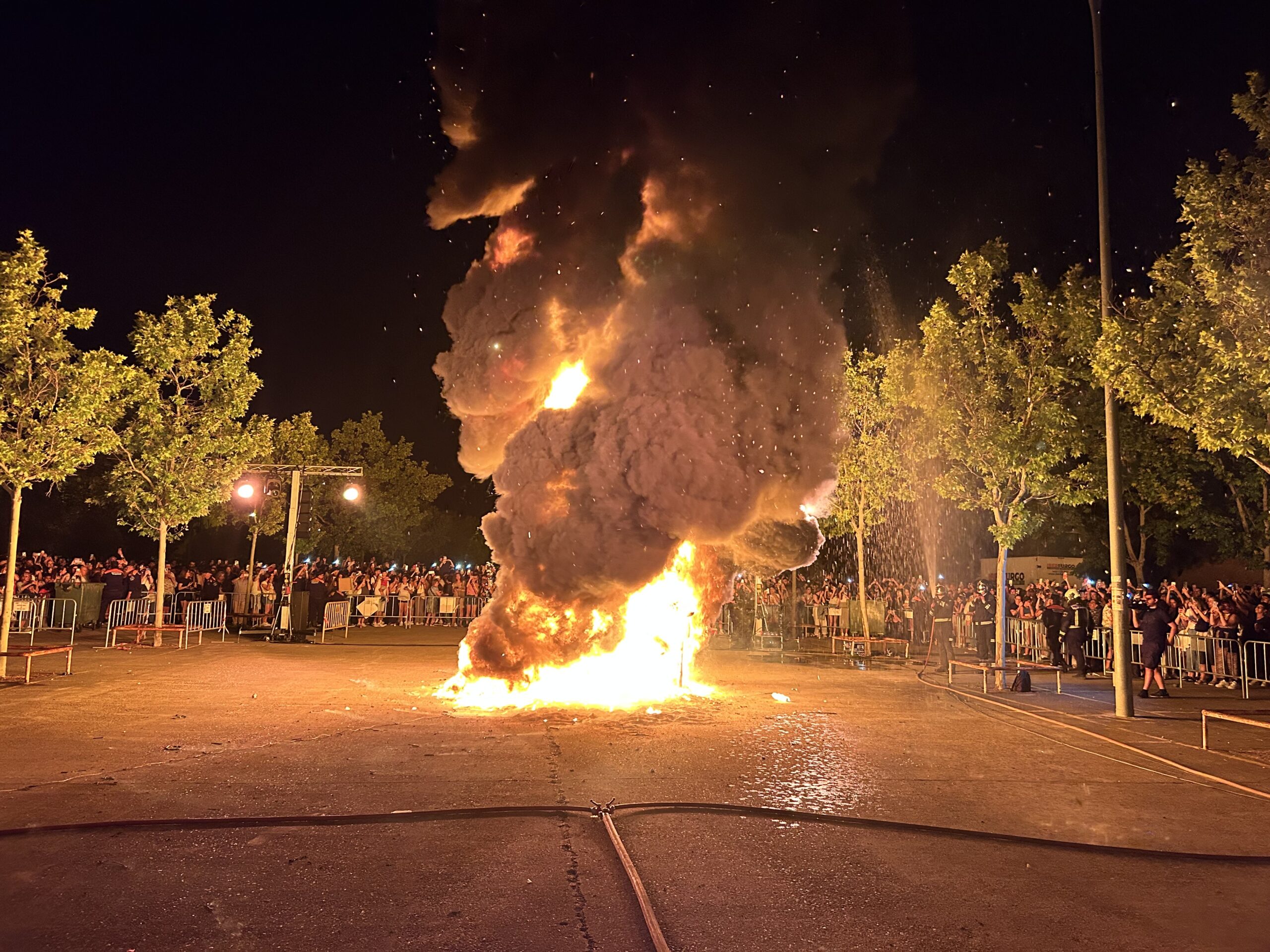 Prensa Leganés- Más de 4.500 personas quemaron sus deseos en la hoguera de San Juan en Zarzaquemada