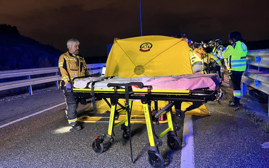 Dos jóvenes heridos leves al caer su coche por un terraplén en la M-11 en Madrid y un motorista grave en la M-50