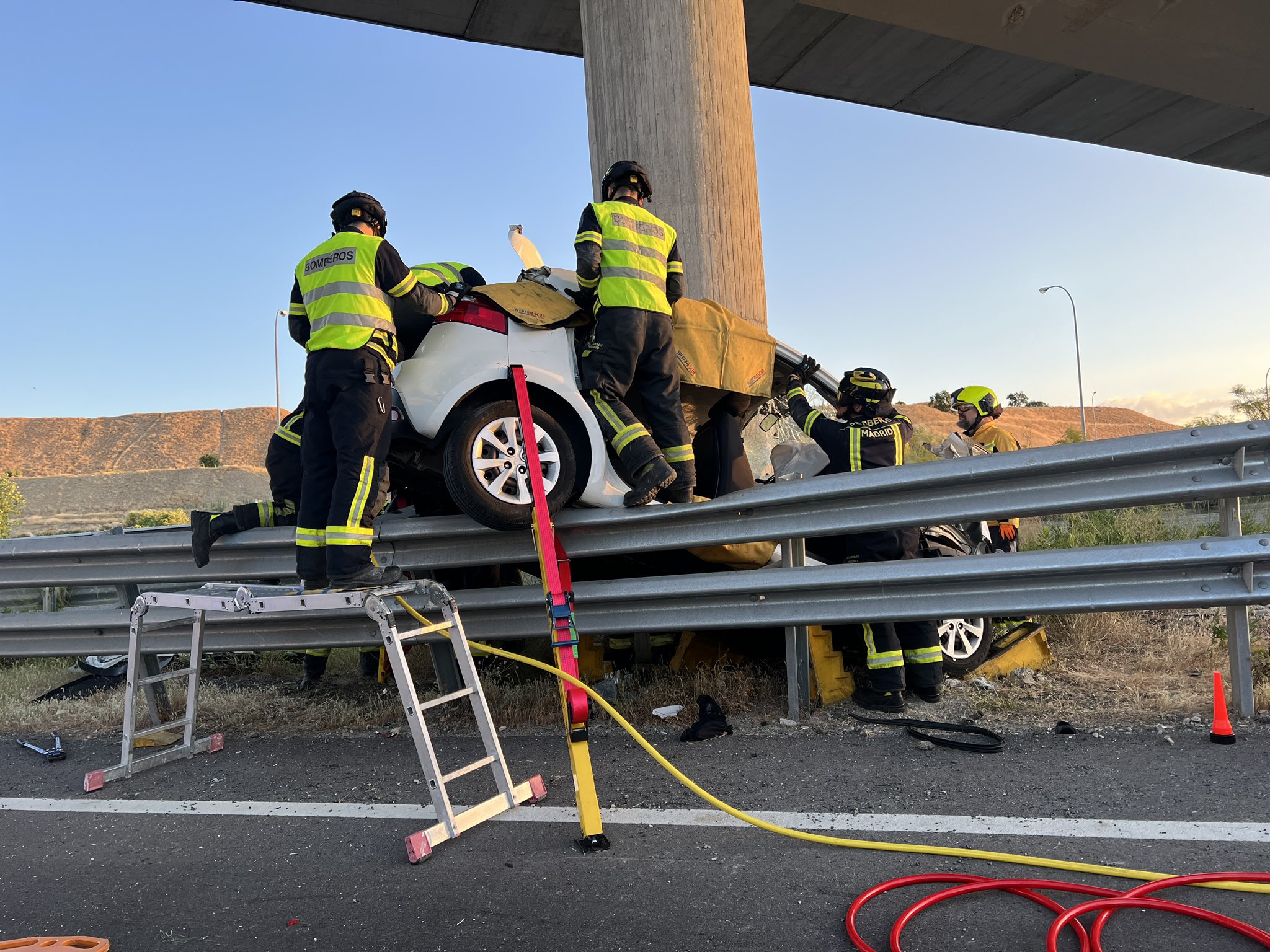 Muere un hombre al chocar su coche contra un puente en la M-45 en Vallecas