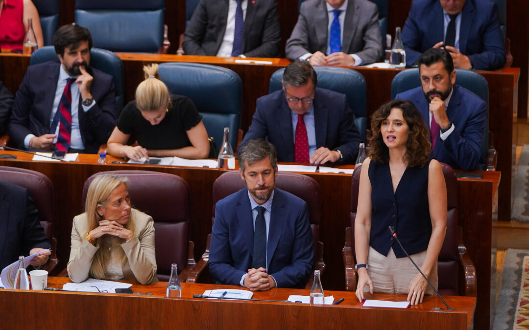 Ayuso y Lobato se enfrentan por la gestión y la diplomacia