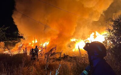 Bomberos de Móstoles extinguen incendio de enseres en el río Guadarrama en Móstoles