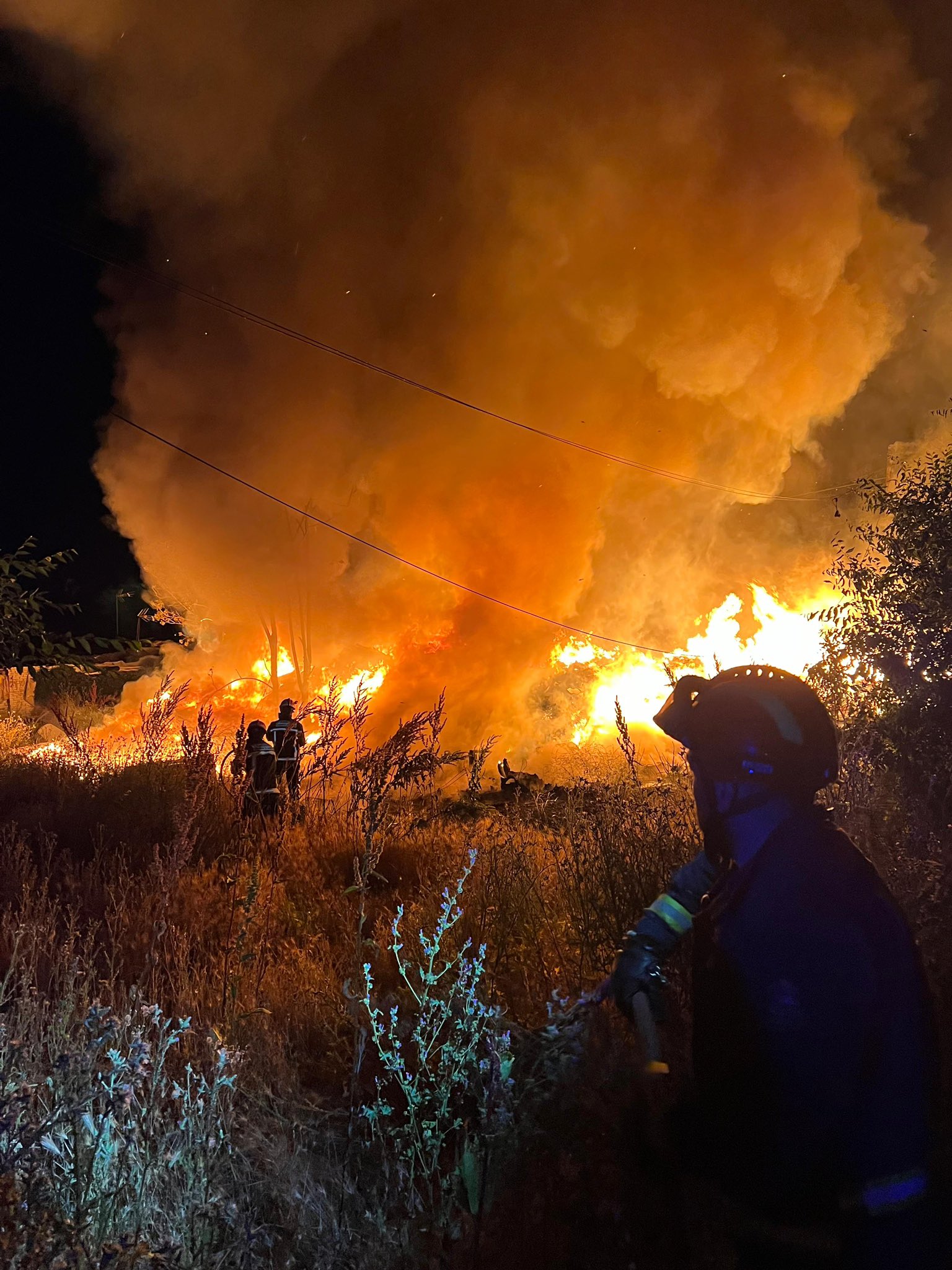 Bomberos de Móstoles extinguen incendio de enseres en el río Guadarrama en Móstoles