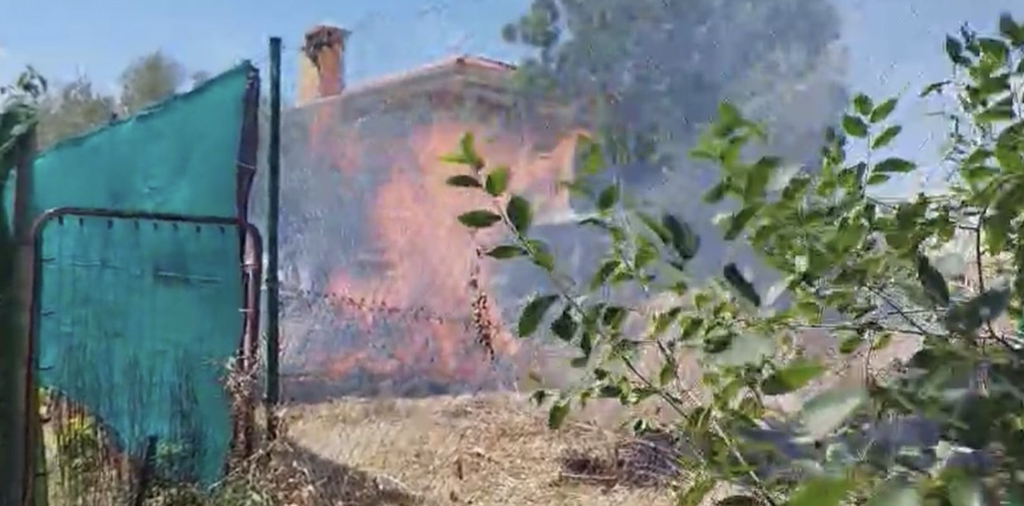 Un incendio en una zona rural de Colmenar de Oreja obliga al desalojo de vecinos