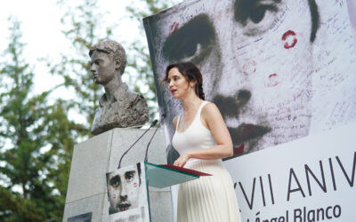 La presidenta de la Comunidad de Madrid reivindica el legado de Blanco en el 27º aniversario de su asesinato