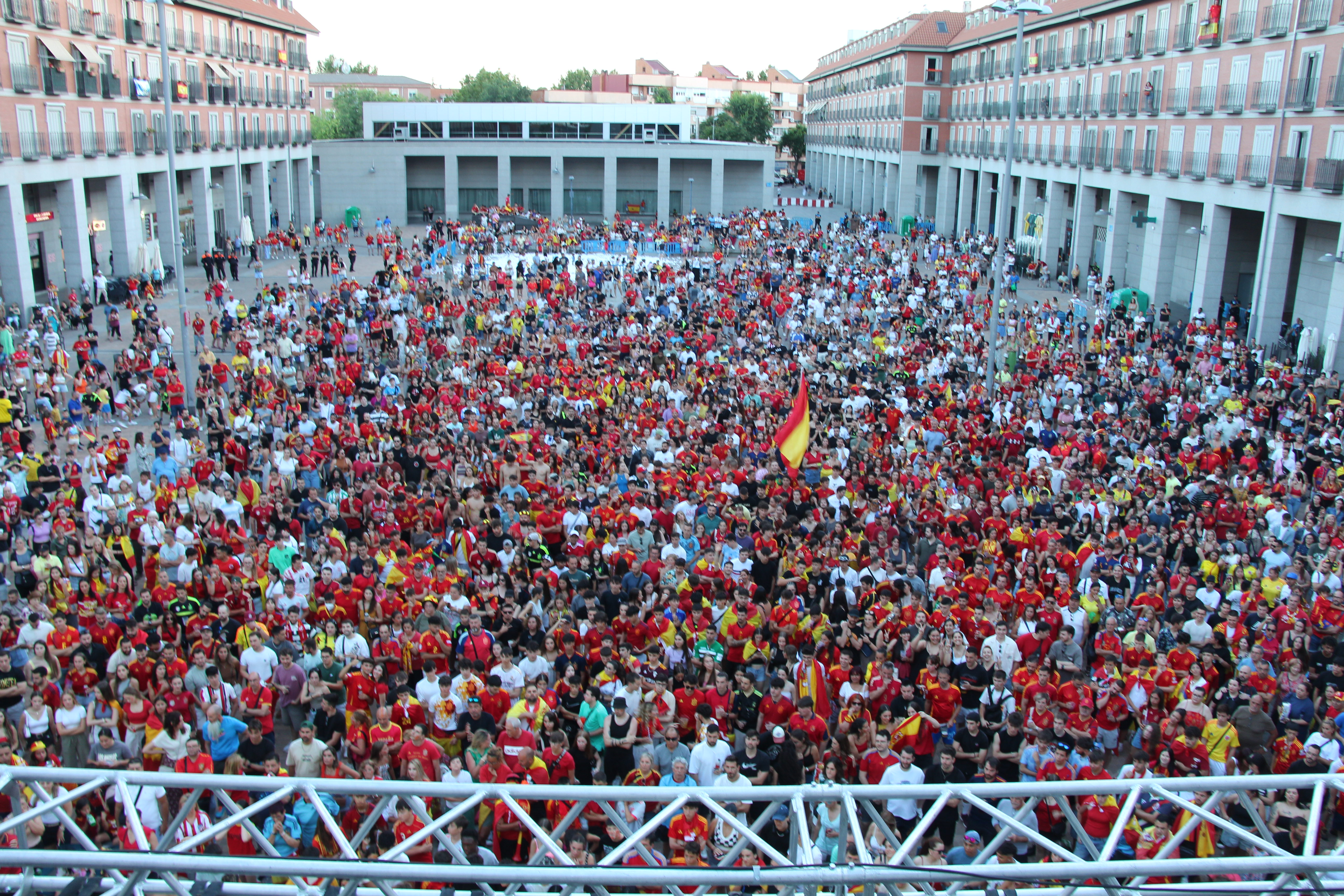 Miles de vecinos vibraron en la Plaza Mayor de Leganés con el triunfo de España en la Eurocopa