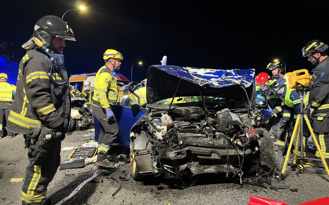 Dos heridos graves en un accidente en la M-40 por colisión frontal de vehículos, uno circulaba en sentido contrario