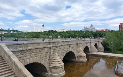 Los bomberos salvan a hombre tras caída desde el puente de Segovia en Madrid