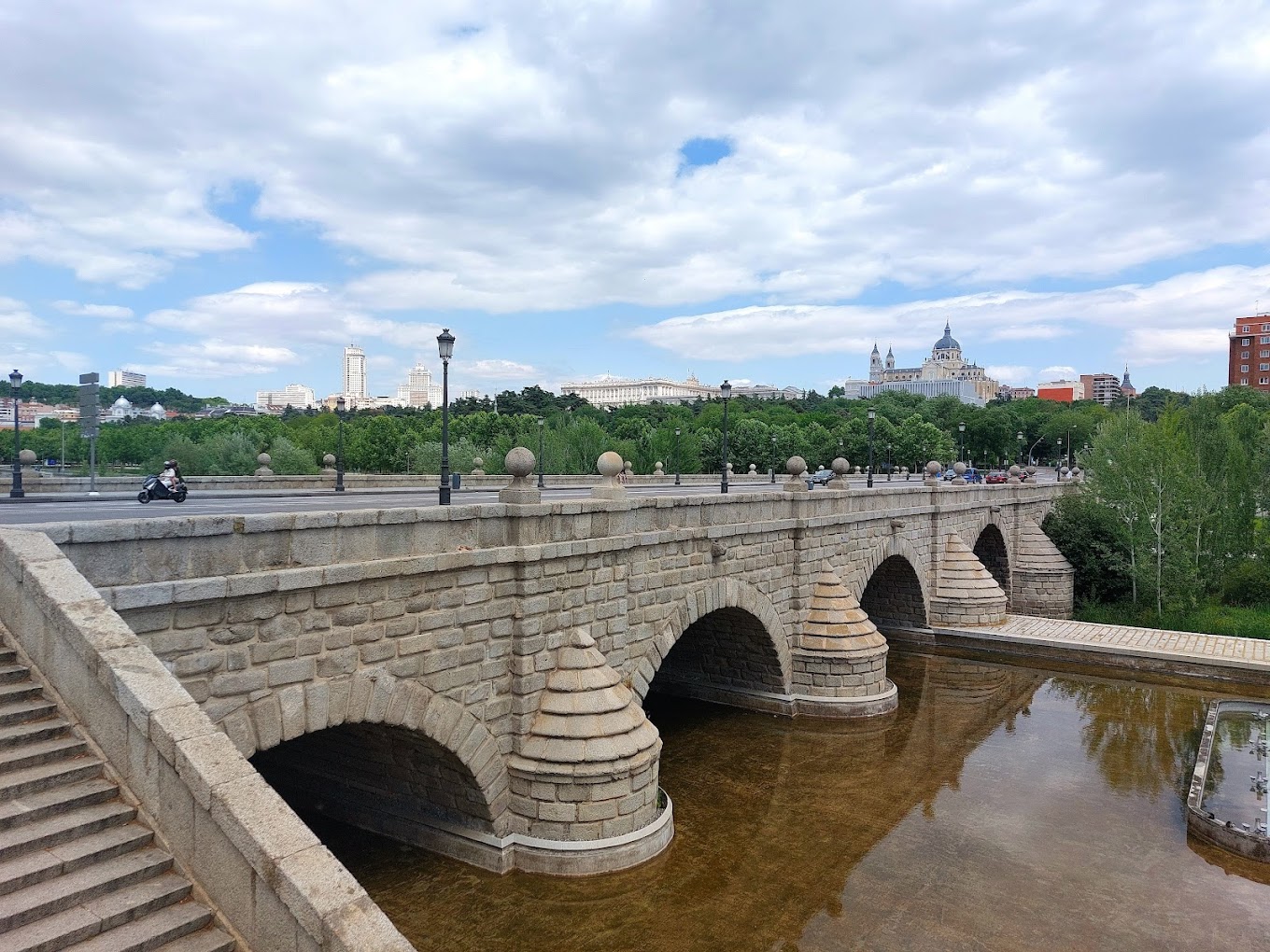 Los bomberos salvan a hombre tras caída desde el puente de Segovia en Madrid