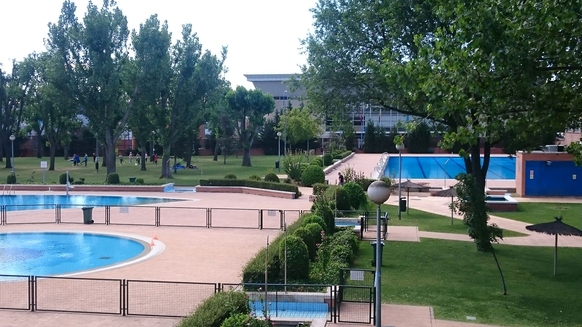 Los vecinos de El Carrascal en Leganés sufren por las noches por ruidos procedentes de la piscina