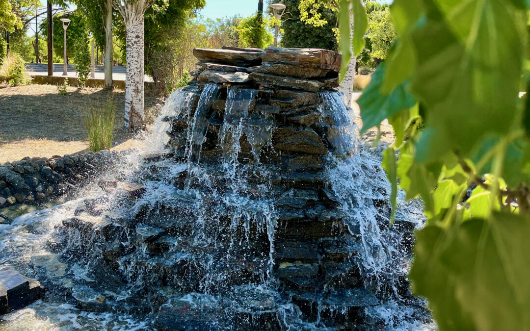 La Cascada del Parque Juan Carlos I vuelve a funcionar tras concluir los trabajos de reparación