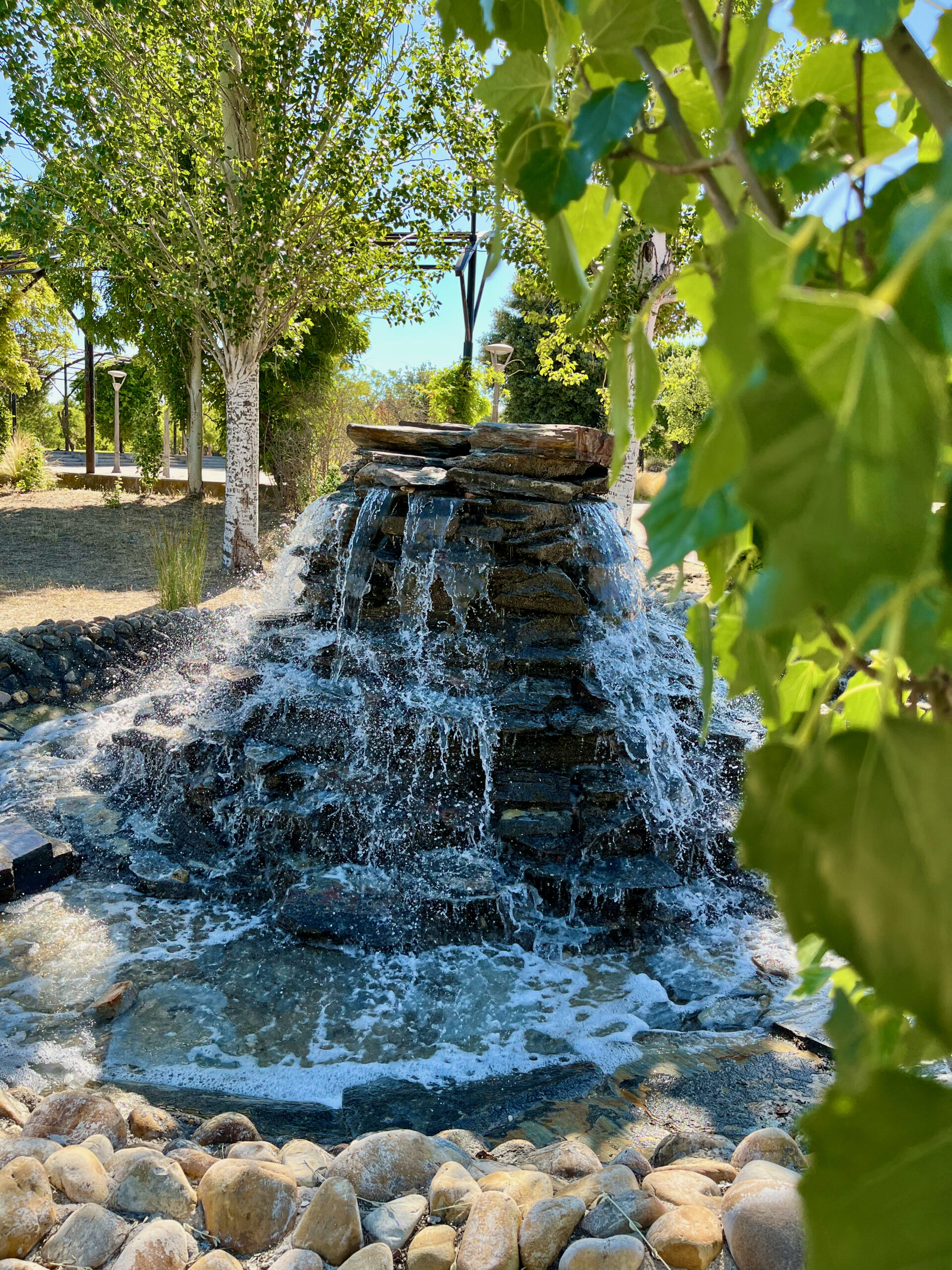 Ayuntamiento de Pinto- La Cascada del Parque Juan Carlos I vuelve a funcionar tras concluir los trabajos de reparación