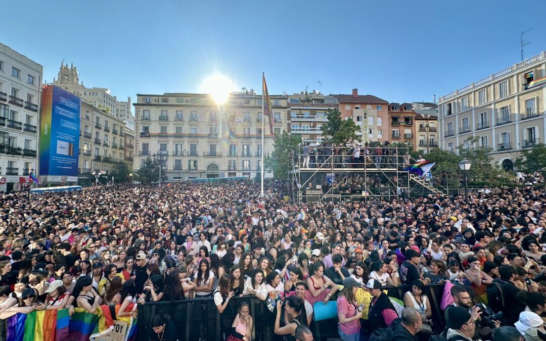 El Orgullo arranca con la fiesta en la Plaza de Pedro Zerolo